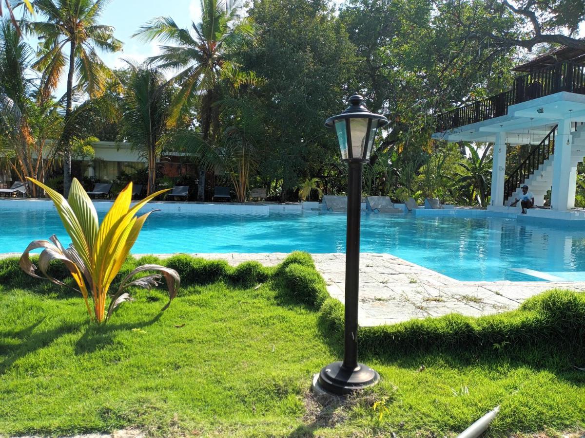 Lucky Beach Resort Trincomalee Exterior foto