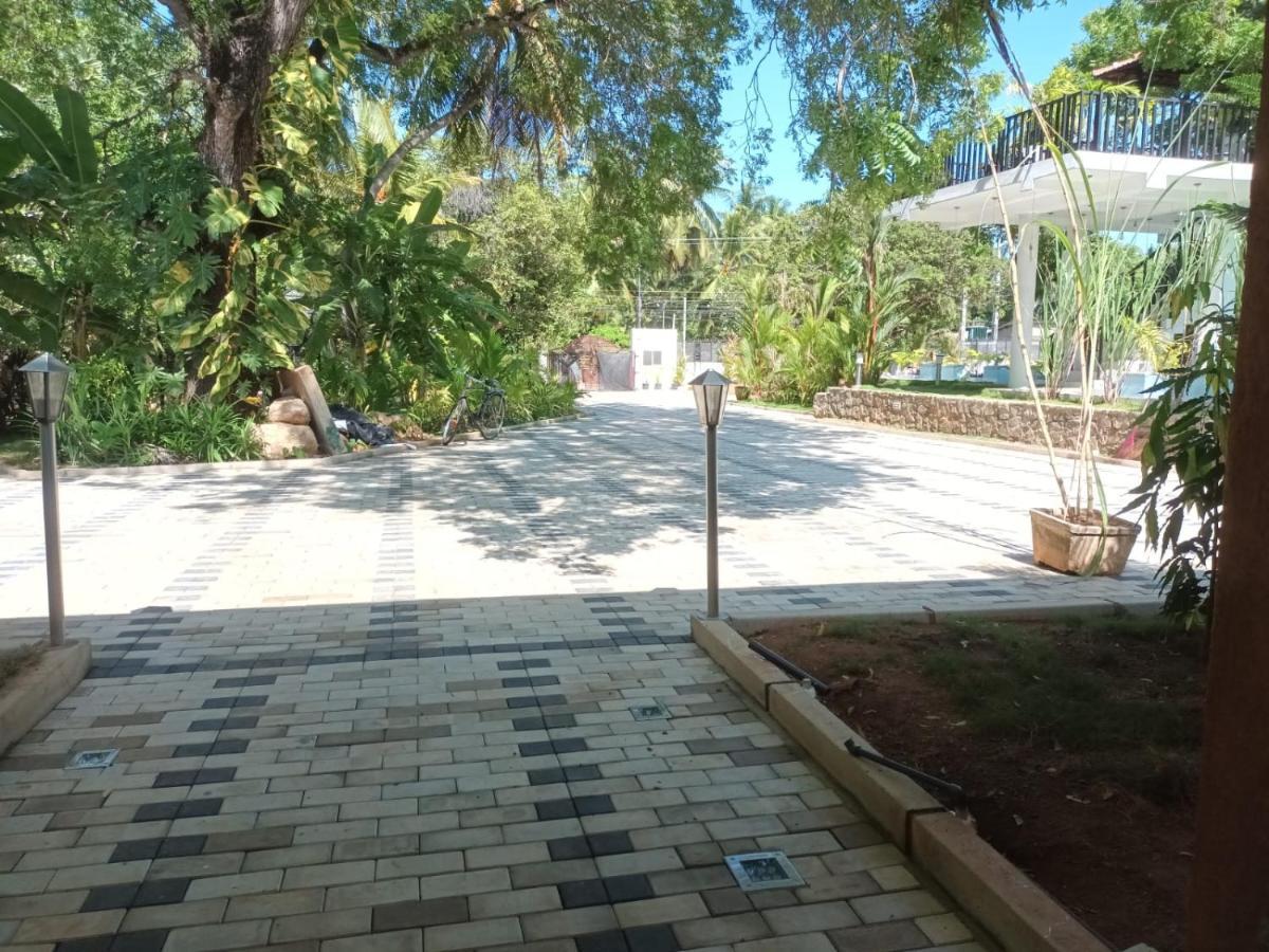 Lucky Beach Resort Trincomalee Exterior foto