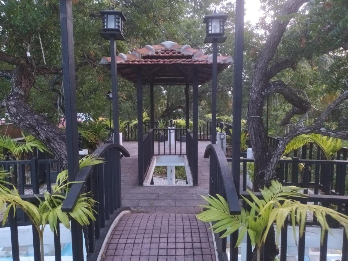 Lucky Beach Resort Trincomalee Exterior foto