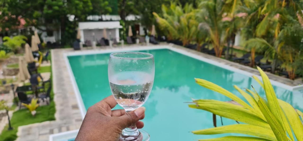 Lucky Beach Resort Trincomalee Exterior foto