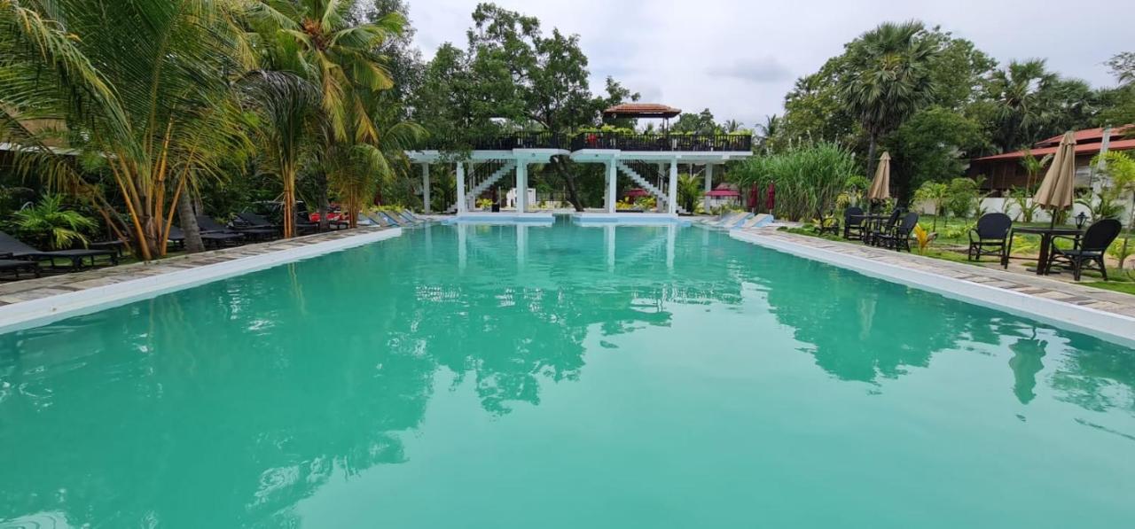 Lucky Beach Resort Trincomalee Exterior foto