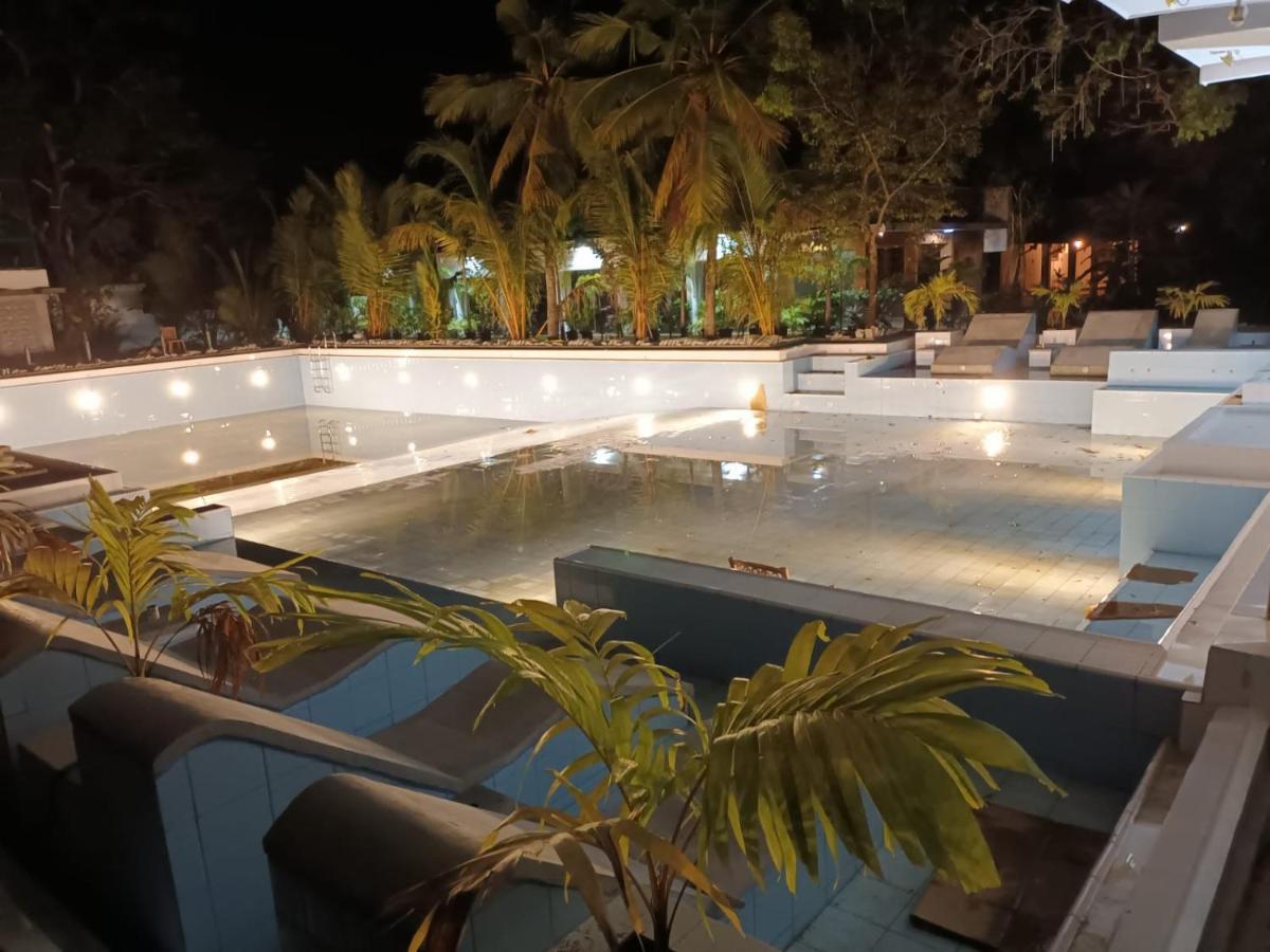 Lucky Beach Resort Trincomalee Exterior foto