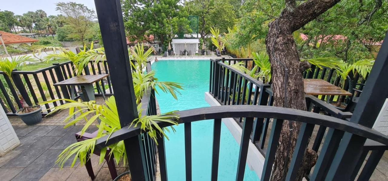 Lucky Beach Resort Trincomalee Exterior foto