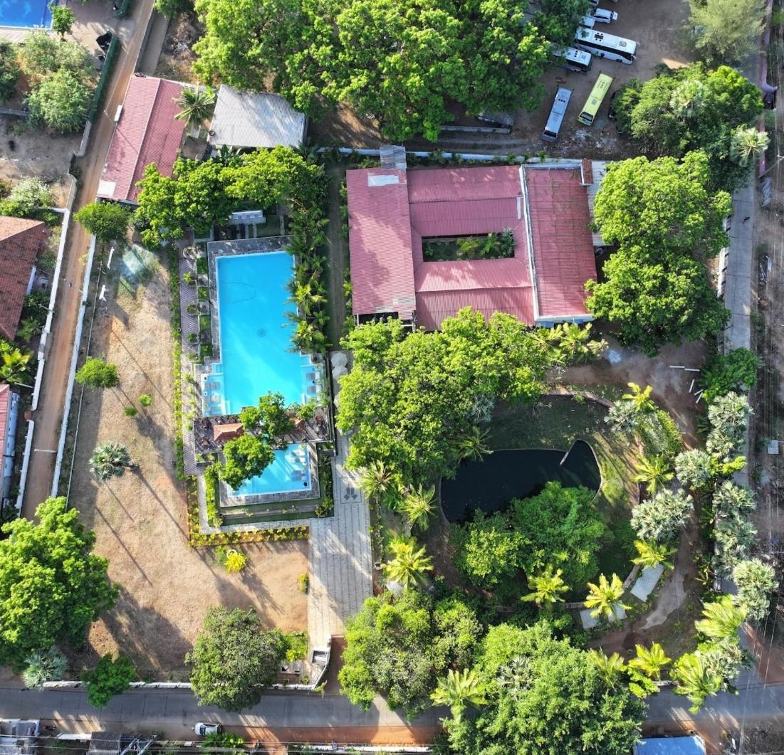 Lucky Beach Resort Trincomalee Exterior foto